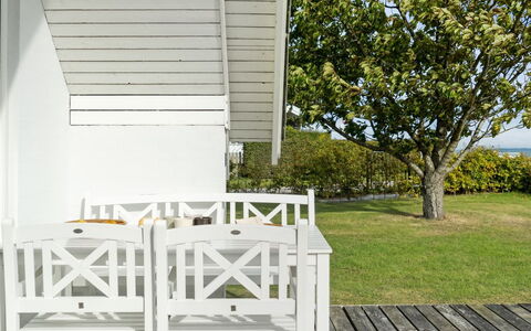 Jolanta - 20M from the Sea: Hout, Huis, Veranda, Dek, Hardwood, Dak, Beits, Houten Vloer, Eco Hotel