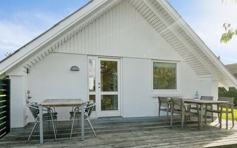 Jolanta - 20M from the Sea: Hout, Huis, Huis, Dak, Verblijf, Siding, Deur, Plank, Hardwood, Veranda