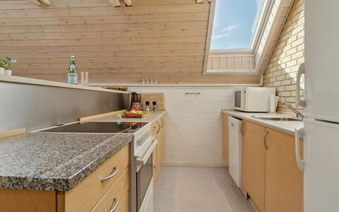 Jolanta - 20M from the Sea: Keuken, Countertop, Hout, Flooring, Major Appliance, Toestel Van De Keuken, Cabinetry, Interieur Ontwerp, Verdieping, Plafond