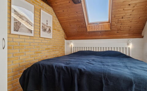 Jolanta - 20M from the Sea: Slaapkamer, Hout, Bed, Verdieping, Interieur Ontwerp, Flooring, Meubilair, Plafond, Bedding, Laken