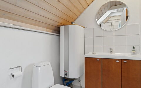Jolanta - 20M from the Sea: Loodgieterswerkinrichting, Flooring, Verdieping, Hout, Wastafel, Wastafel In De Badkamer, Kraan, Interieur Ontwerp, Badkamer, Toilet