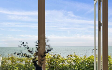 Jolanta - 20M from the Sea: Zee, Horizon, Kust, Oceaan, Kust En Oceanic Landvormen, Strand, Kust, Zonlicht, Schaduw, Buitenmeubels