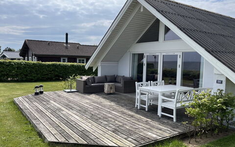 Jolanta - 20M from the Sea: Hout, Huis, Veranda, Dek, Hardwood, Dak, Beits, Houten Vloer, Eco Hotel