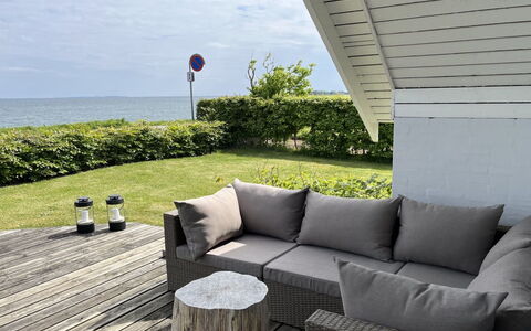 Jolanta - 20M from the Sea: Hout, Huis, Veranda, Dek, Hardwood, Dak, Beits, Houten Vloer, Eco Hotel