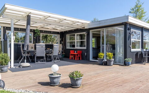 Ønd - 600M from the Sea: Meubilair, Interieur Ontwerp, Flooring, Verdieping, Plafond, Kamer, Stoel, Tafel, Appartement, Keuken En Eettafel