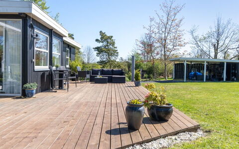 Ønd - 600M from the Sea: Meubilair, Interieur Ontwerp, Flooring, Verdieping, Plafond, Kamer, Stoel, Tafel, Appartement, Keuken En Eettafel