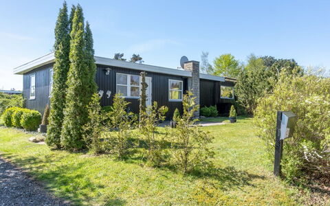 Ønd - 600M from the Sea: Meubilair, Interieur Ontwerp, Flooring, Verdieping, Plafond, Kamer, Stoel, Tafel, Appartement, Keuken En Eettafel