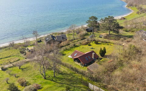Asel - 25M from the Sea: Dak, Huis, Deur, Verblijf, Schaduw, Siding, Werf, Landgoed, Backyard