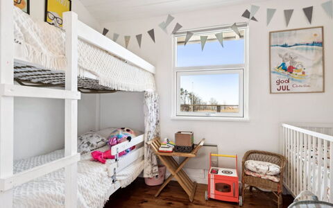 Usbjorn - 500M from the Sea: Interieur Ontwerp, Stapelbed, Muur, Slaapkamer, Meubilair, Bed, Linens, Bedding, Textiel, Verdieping