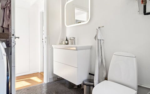 Usbjorn - 500M from the Sea: Flooring, Interieur Ontwerp, Verdieping, Loodgieterswerkinrichting, Loodgieter, Toilet, Kamer, Badkamer, Wc Bril, Plafond