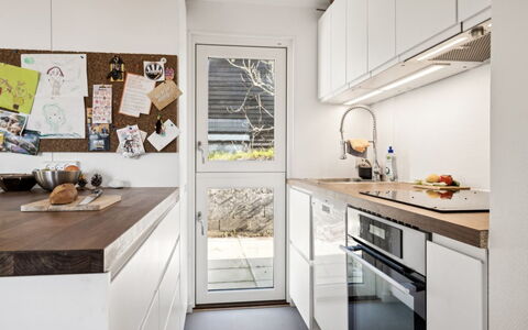 Usbjorn - 500M from the Sea: Toestel Van De Keuken, Keuken, Countertop, Major Appliance, Interieur Ontwerp, Flooring, Cabinetry, Huishoudapparatuur, Hout, Meubilair