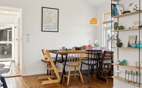 Usbjorn - 500M from the Sea: Meubilair, Flooring, Interieur Ontwerp, Hout, Verdieping, Houten Vloer, Stellingen, Eetkamer, Plank, Tafel
