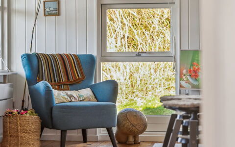 Usbjorn - 500M from the Sea: Meubilair, Interieur Ontwerp, Flooring, Textiel, Huis, Verdieping, Stoel, Woonkamer, Kamer, Verlichting