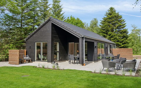 Laina - 250M from the Sea: Dak, Huis, Huis, Verblijf, Deur, Siding, Dek, Veranda, Plank, Hardwood