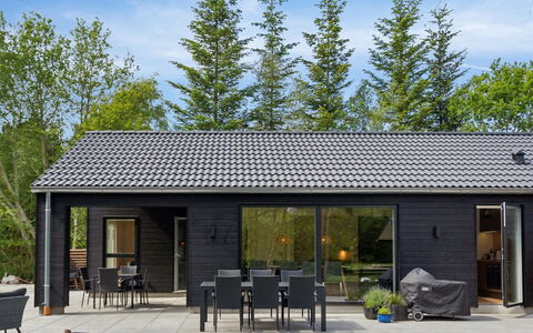 Laina - 250M from the Sea: Dak, Huis, Huis, Verblijf, Deur, Siding, Dek, Veranda, Plank, Hardwood