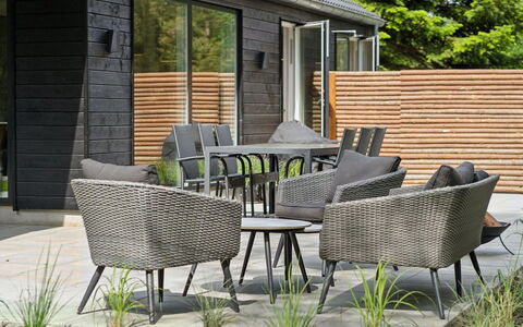 Laina - 250M from the Sea: Dak, Huis, Huis, Verblijf, Deur, Siding, Dek, Veranda, Plank, Hardwood