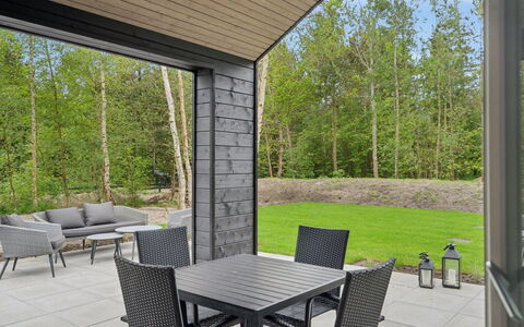 Laina - 250M from the Sea: Dak, Huis, Huis, Verblijf, Deur, Siding, Dek, Veranda, Plank, Hardwood