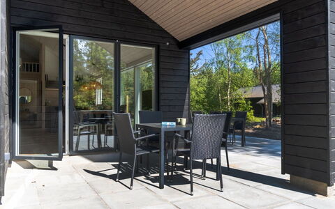 Laina - 250M from the Sea: Dak, Huis, Huis, Verblijf, Deur, Siding, Dek, Veranda, Plank, Hardwood