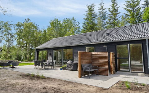 Laina - 250M from the Sea: Dak, Huis, Huis, Verblijf, Deur, Siding, Dek, Veranda, Plank, Hardwood