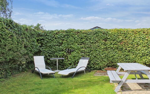 Milrid - 100M from the Sea: Struik, Haag, Land Lot, Groundcover, Tuin, Schaduw, Gazon, Landscaping, Buitenmeubels