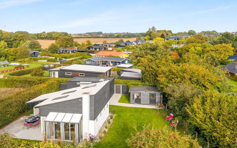 Milrid - 100M from the Sea: Woongebied, Dak, Huis, Huis, Landgoed, Tuin, Voorstad, Landscaping, Gazon, Werf