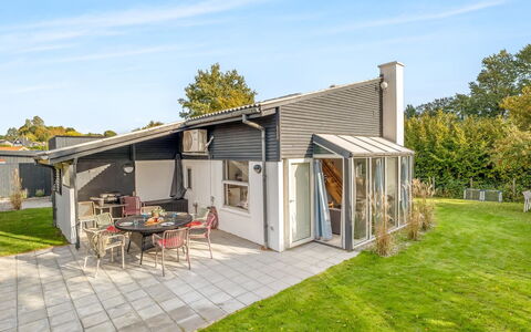 Milrid - 100M from the Sea: Huis, Huis, Woongebied, Struik, Dak, Verblijf, Landgoed, Groundcover, Deur, Tuin