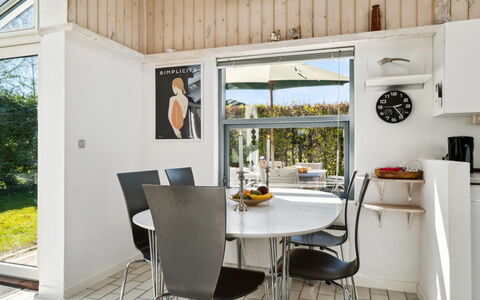 Milrid - 100M from the Sea: Meubilair, Interieur Ontwerp, Flooring, Plafond, Stoel, Verdieping, Keuken En Eettafel, Tafel, Verlichting, Keuken