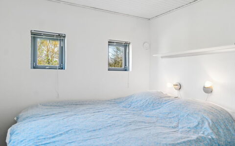 Milrid - 100M from the Sea: Plafond, Interieur Ontwerp, Slaapkamer, Verlichting, Kamer, Laken, Bedding, Bed, Lichte Inrichting, Linens