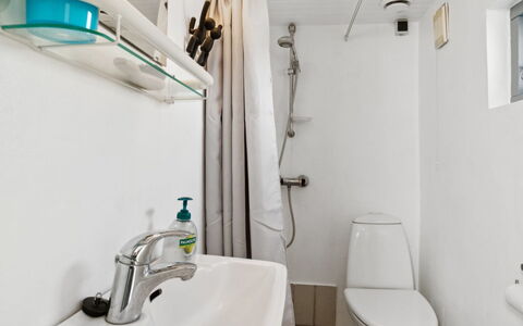 Milrid - 100M from the Sea: Loodgieterswerkinrichting, Muur, Wastafel In De Badkamer, Interieur Ontwerp, Wastafel, Badkamer, Flooring, Verdieping, Toilet, Kraan