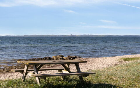 Milrid - 100M from the Sea: Blauw, Water, Zwemwater, Openluchtbank, Picknicktafel, Horizon, Buitenmeubels, Kust En Oceanic Landvormen, Kust, Meubilair
