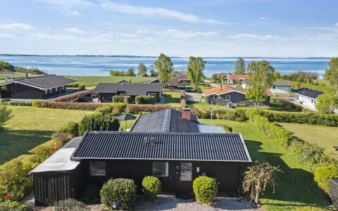 Manfred - 250M from the Sea: Zwembad, Buitenmeubels, Meubilair, Toevlucht, Flagstone, Eco Hotel, Schaduw, Stoel, Vrije Tijd, Landgoed