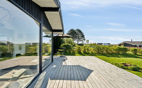 Manfred - 250M from the Sea: Zwembad, Buitenmeubels, Meubilair, Toevlucht, Flagstone, Eco Hotel, Schaduw, Stoel, Vrije Tijd, Landgoed