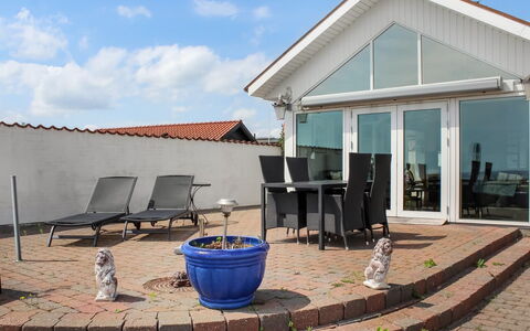 Michel - 25M from the Sea: Huis, Wolk, Deur, Schaduw, Balkon, Buitenmeubels, Daylighting, Stoel, Dek, Outdoor Structuur