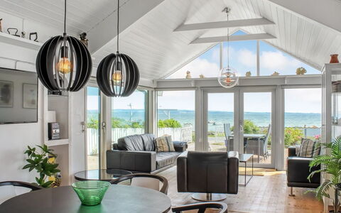 Michel - 25M from the Sea: Interieur Ontwerp, Plafond, Lichte Inrichting, Flooring, Huis, Woonkamer, Bankstel, Verdieping, Kroonluchter, Deur