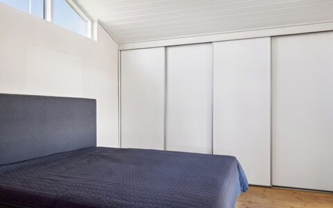 Michel - 25M from the Sea: Hout, Interieur Ontwerp, Flooring, Slaapkamer, Verdieping, Plafond, Bed, Laken, Kamer, Bedding