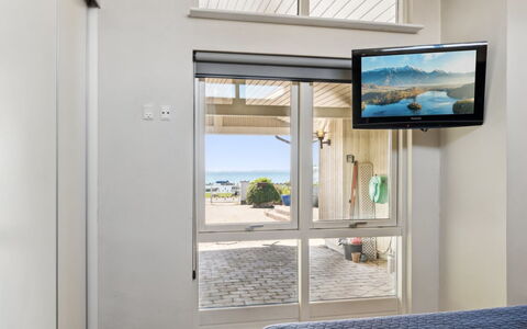 Michel - 25M from the Sea: Elektronisch Apparaat, Interieur Ontwerp, Meubilair, Kamer, Zee, Televisie, Plafond, Oceaan