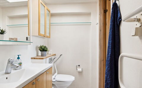 Michel - 25M from the Sea: Flooring, Loodgieterswerkinrichting, Interieur Ontwerp, Wastafel In De Badkamer, Verdieping, Hout, Badkamer, Wastafel, Badkamerkast, Kraan