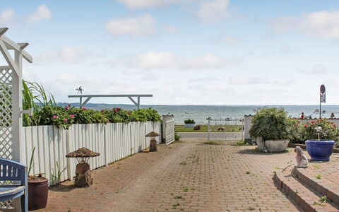 Michel - 25M from the Sea: Lucht, Wolk, Zee, Schaduw, Bloempot, Kust, Oceaan, Gang, Kamerplant, Buitenmeubels