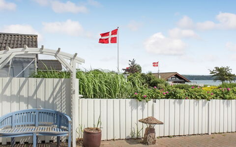 Michel - 25M from the Sea: Struik, Tuin, Hek, Schaduw, Piketomheining, Bloempot, Landscaping, Home Schermen, Werf, Kamerplant