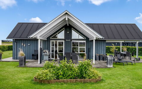 Bernice - 900M from the Sea: Dak, Huis, Huis, Verblijf, Deur, Siding, Dek, Veranda, Plank, Hardwood