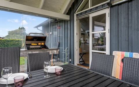Bernice - 900M from the Sea: Dak, Huis, Huis, Verblijf, Deur, Siding, Dek, Veranda, Plank, Hardwood