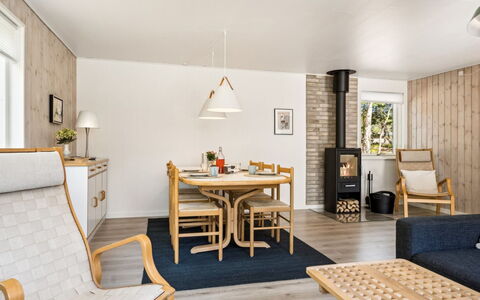 Roze - 450M from the Sea: Huis, Huis, Deur, Dak, Verblijf, Landgoed, Tuin, Schaduw, Siding, Werf