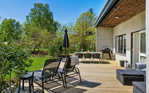 Roze - 450M from the Sea: Huis, Huis, Deur, Dak, Verblijf, Landgoed, Tuin, Schaduw, Siding, Werf