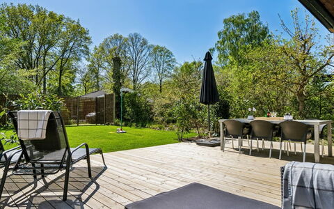Roze - 450M from the Sea: Huis, Huis, Deur, Dak, Verblijf, Landgoed, Tuin, Schaduw, Siding, Werf