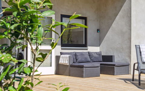 Roze - 450M from the Sea: Huis, Huis, Deur, Dak, Verblijf, Landgoed, Tuin, Schaduw, Siding, Werf