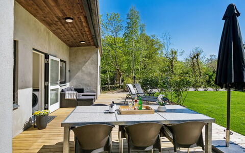 Roze - 450M from the Sea: Huis, Huis, Deur, Dak, Verblijf, Landgoed, Tuin, Schaduw, Siding, Werf