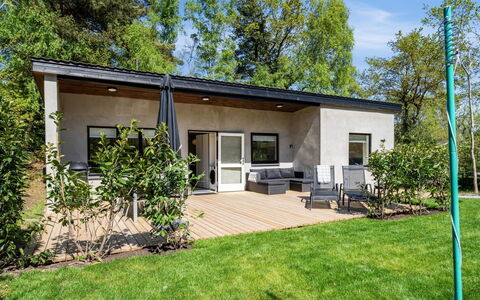 Roze - 450M from the Sea: Huis, Huis, Deur, Dak, Verblijf, Landgoed, Tuin, Schaduw, Siding, Werf