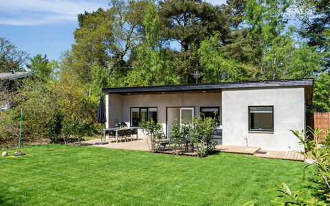 Roze - 450M from the Sea: Huis, Huis, Deur, Dak, Verblijf, Landgoed, Tuin, Schaduw, Siding, Werf