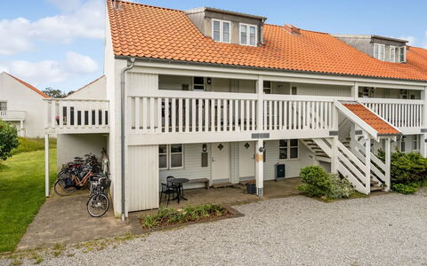 Jelke - 1Km from the Sea: Meubilair, Interieur Ontwerp, Flooring, Verdieping, Plafond, Kamer, Stoel, Tafel, Appartement, Keuken En Eettafel