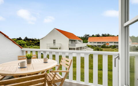 Jelke - 1Km from the Sea: Meubilair, Interieur Ontwerp, Flooring, Verdieping, Plafond, Kamer, Stoel, Tafel, Appartement, Keuken En Eettafel